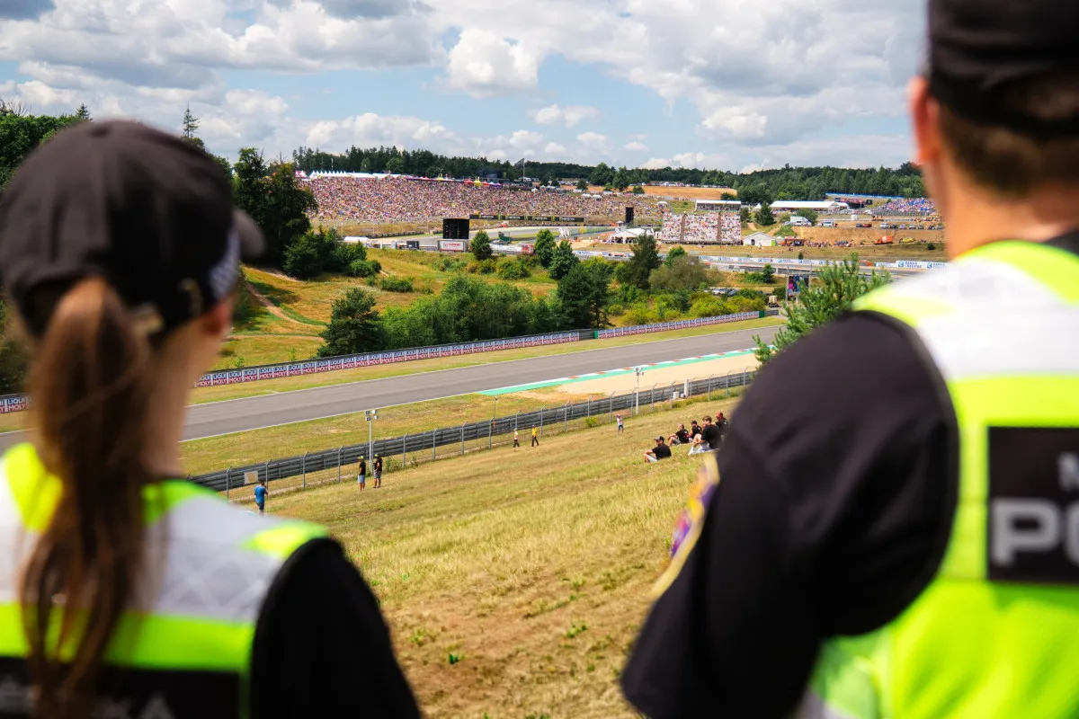 Fanoušci motorek na okruh v Brně proudili od rána, příjezd byla bez