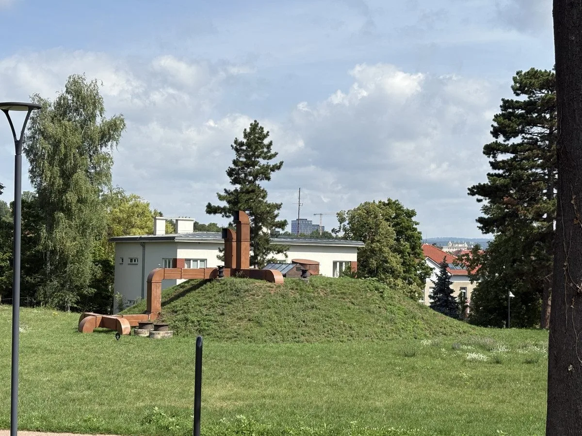 Sochy v Brně proměňují veřejný prostor v galerii. Netradiční procházka v okolí Žlutého kopce je přehlídkou současného umění