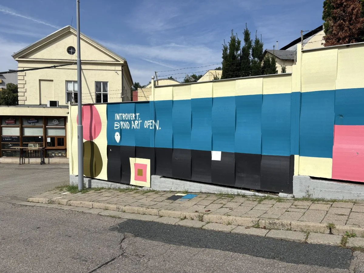Sochy v Brně proměňují veřejný prostor v galerii. Netradiční procházka v okolí Žlutého kopce je přehlídkou současného umění