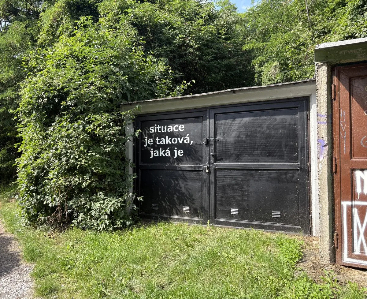 Sochy v Brně proměňují veřejný prostor v galerii. Netradiční procházka v okolí Žlutého kopce je přehlídkou současného umění