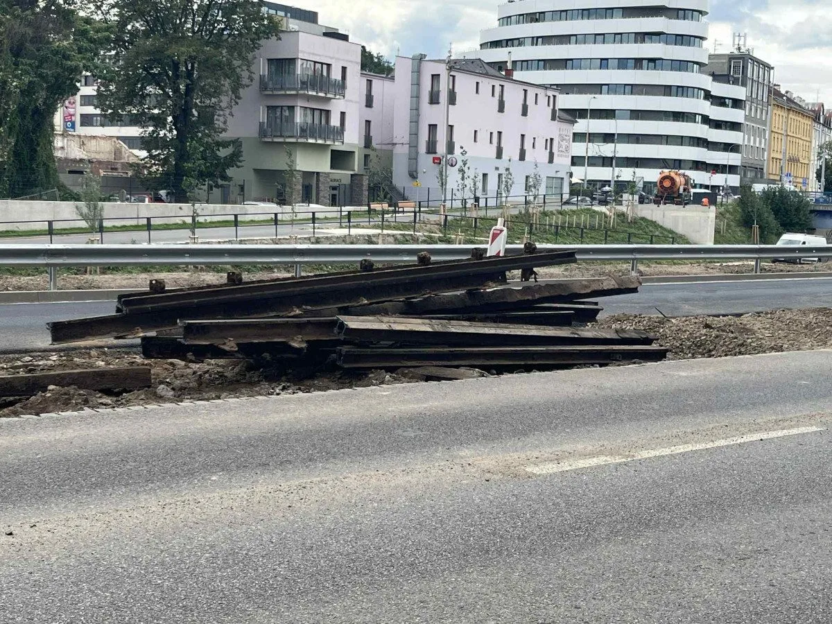VIDEO: Vlečka z Poříčí dožívá. Koleje z výstaviště silničáři odstraní do konce srpna