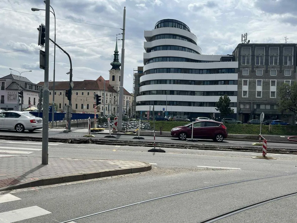 VIDEO: Vlečka z Poříčí dožívá. Koleje z výstaviště silničáři odstraní do konce srpna