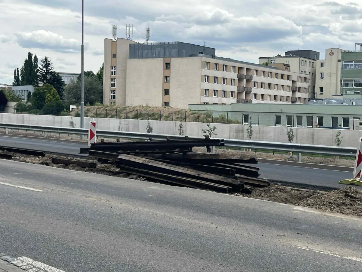 VIDEO: Vlečka z Poříčí dožívá. Koleje z výstaviště silničáři odstraní do konce srpna