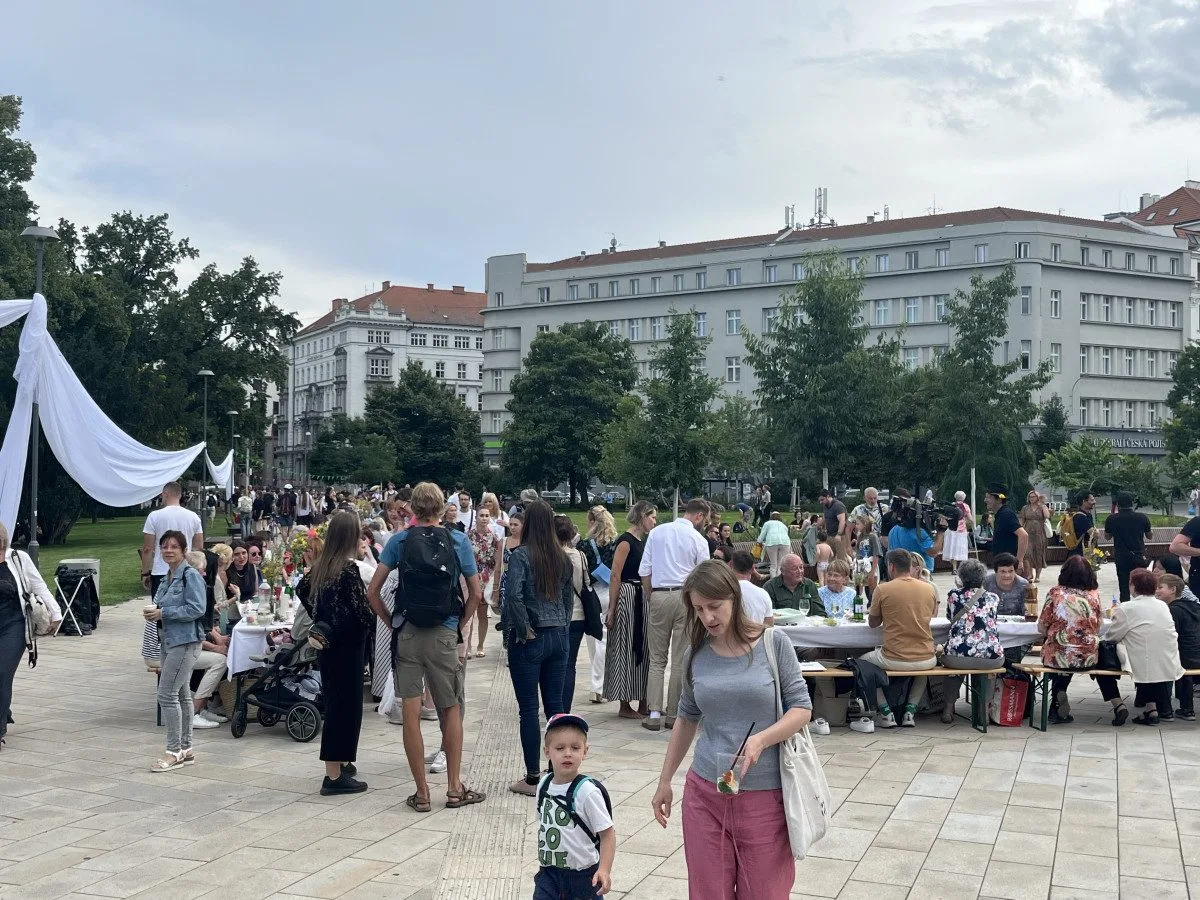 VIDEO: Brňané společně zasedli k obřímu prostřenému stolu. Táhnul se od Jošta až k moři
