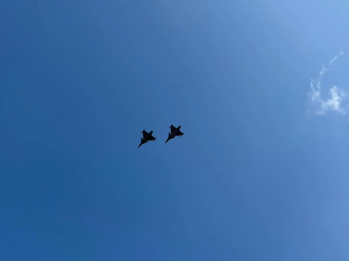 VIDEO: Nad Svoboďákem prolétly bojové vrtulníky a Gripeny