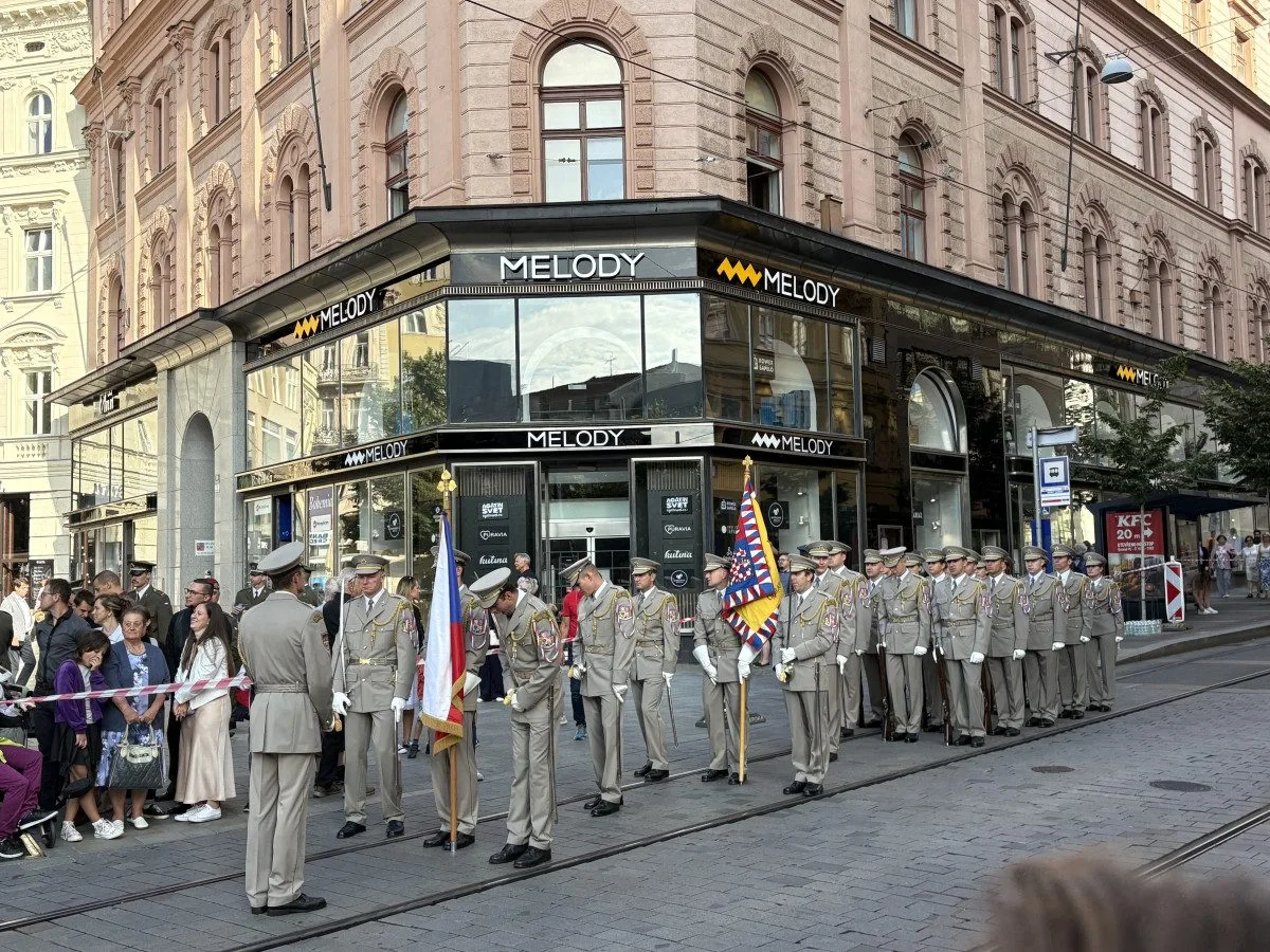 Vojenské letouny nad náměstím Svobody symbolicky vyprovodily absolventy Univerzity obrany