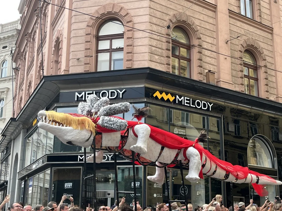 VIDEO: Ulicemi Brna se prohnal karnevalový průvod. Přenesl místní do exotické Brazílie