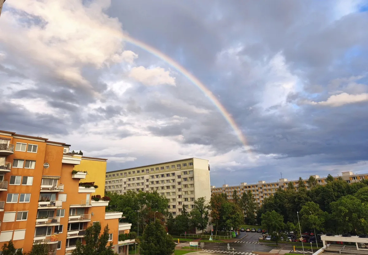 FOTO: Když příroda kouzlí. Oblohu nad Brnem ozdobila dvojitá duha