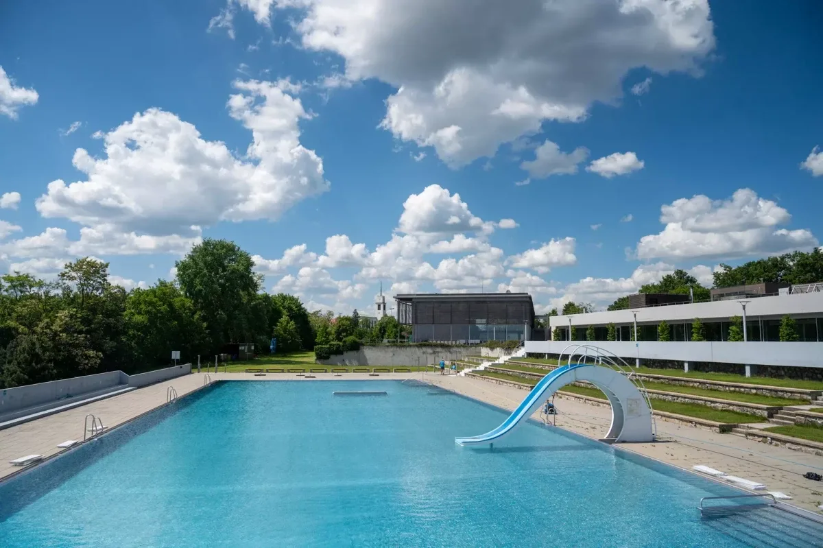 Chladný červenec vyhnal Brňany z koupališť, ovšem akvaparky se netrápí