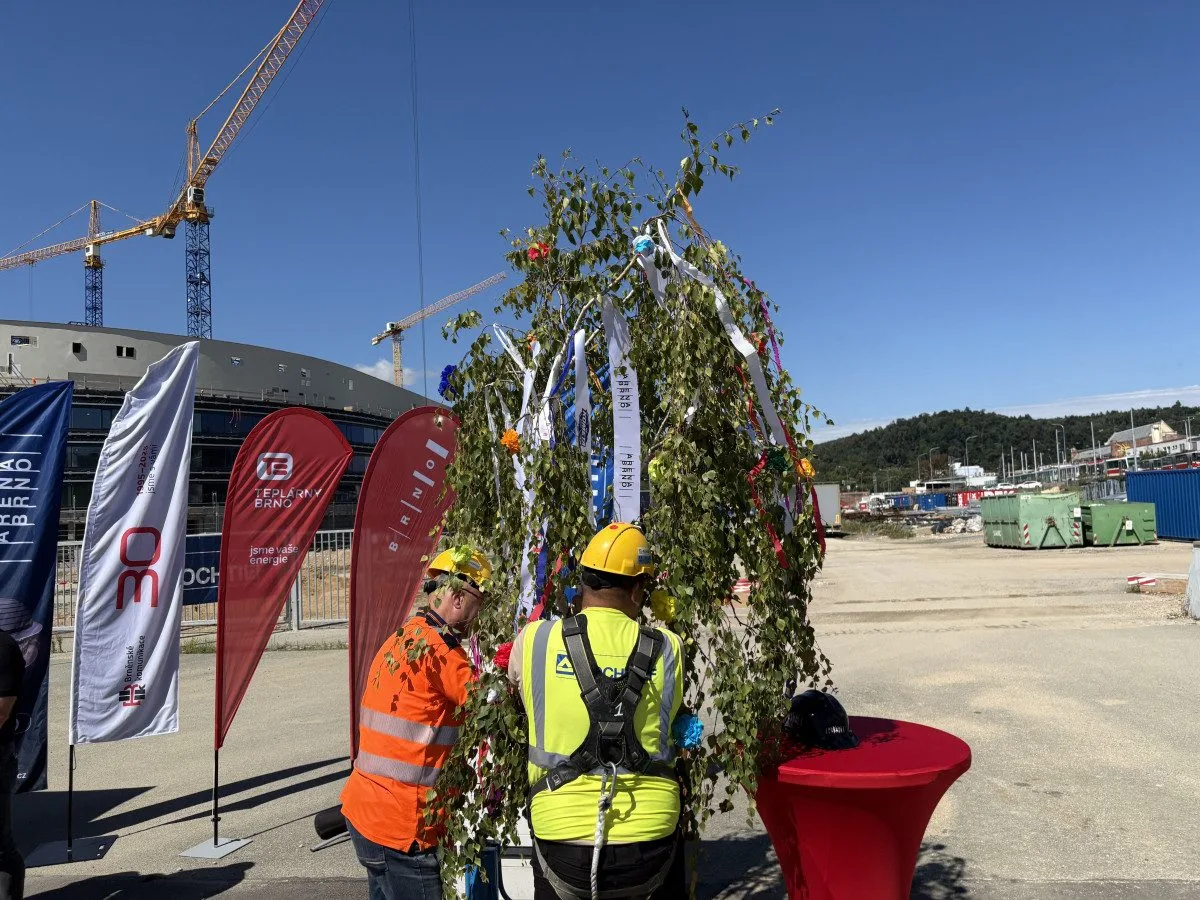 Májka pro štěstí na střešní konstrukci ARENY BRNO. Hrubá stavba je hotová