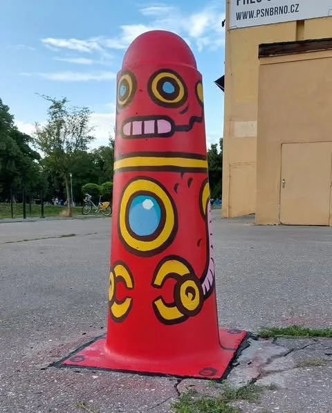 Židenice se mění v galerii. Známé popkulturní postavičky zdobí sloupky kolem školy