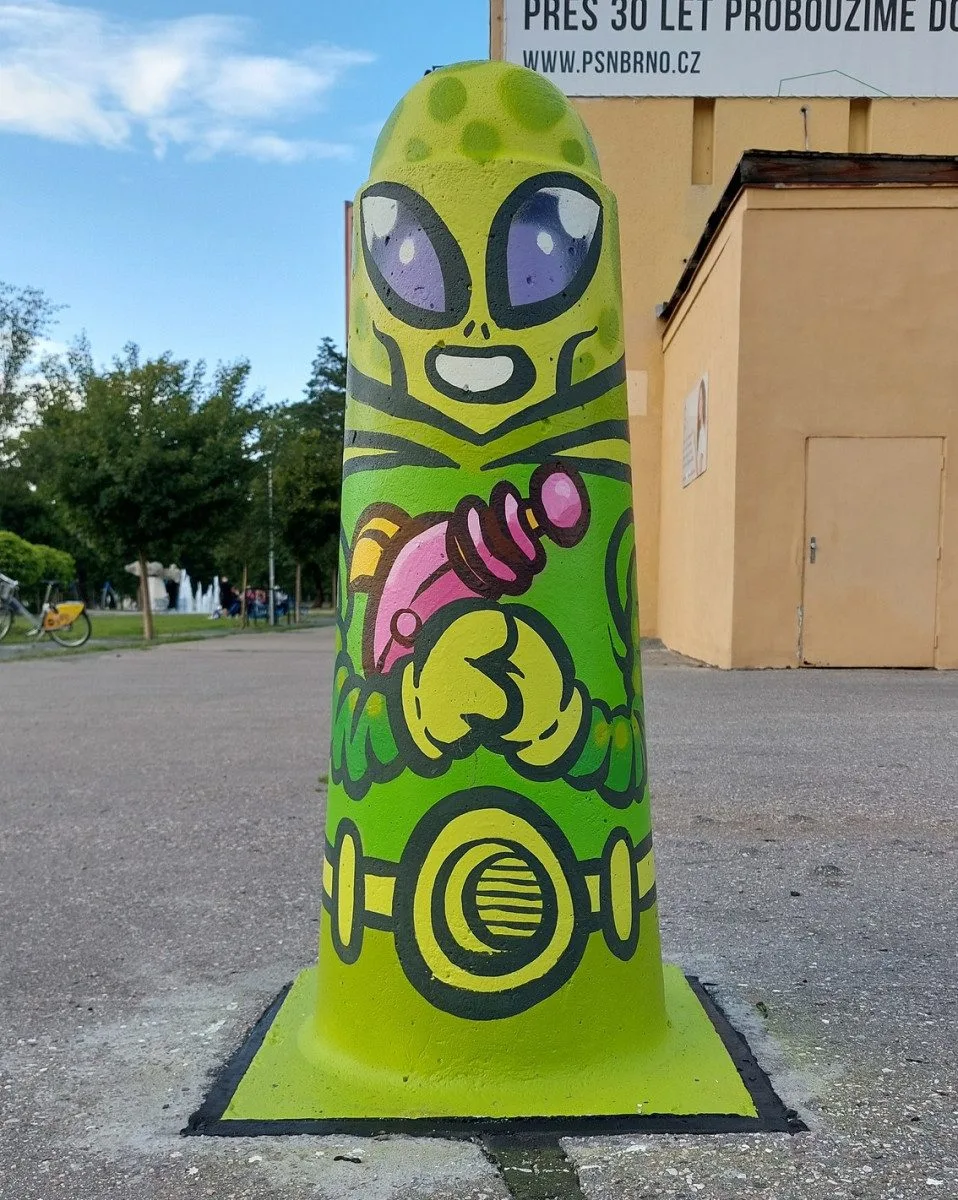 Židenice se mění v galerii. Známé popkulturní postavičky zdobí sloupky kolem školy