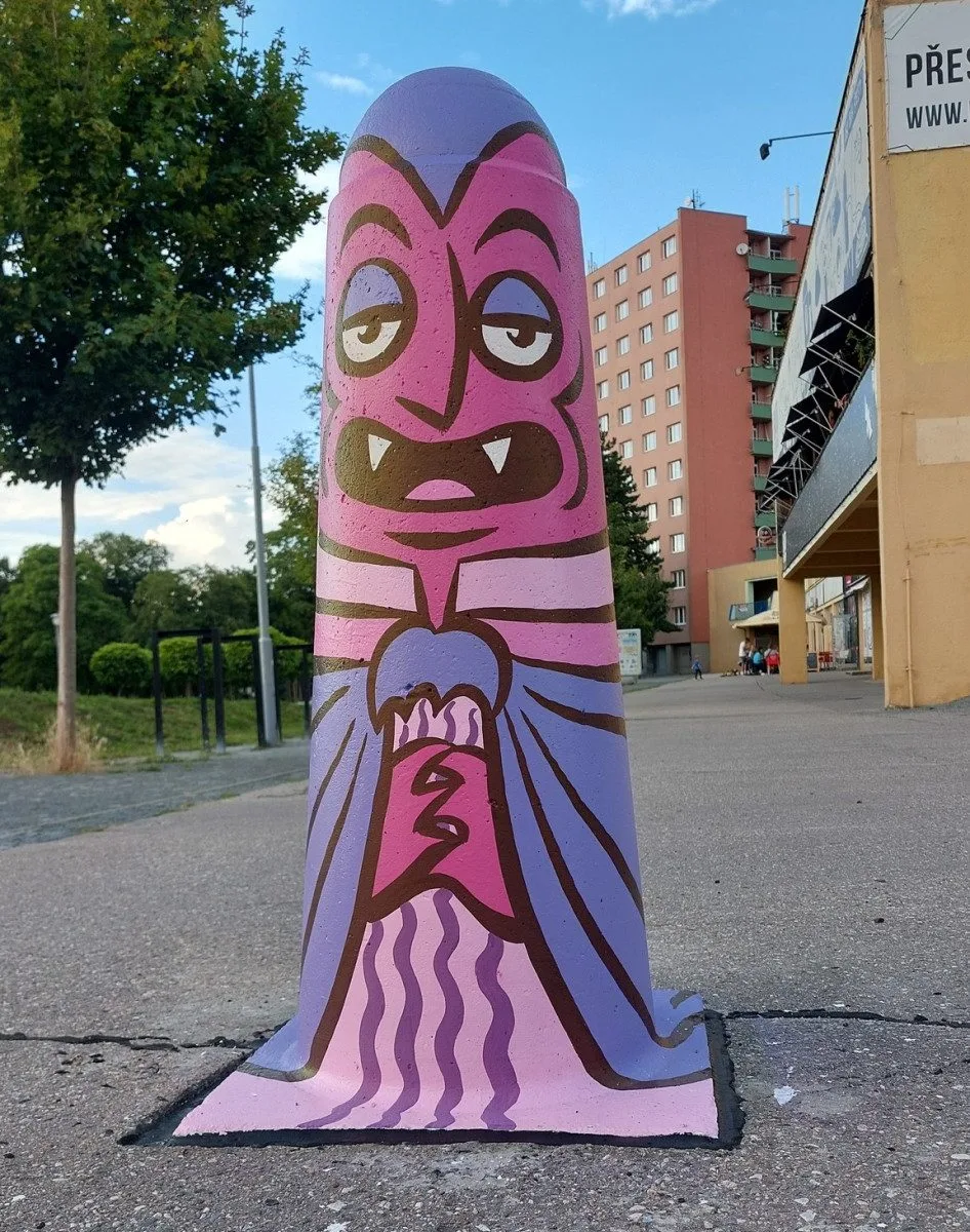 Židenice se mění v galerii. Známé popkulturní postavičky zdobí sloupky kolem školy