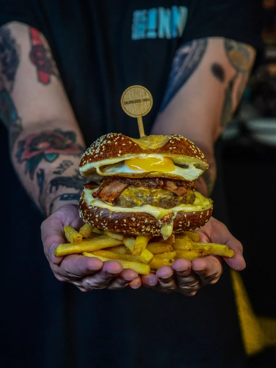 Burger Inn otevřel novou pobočku na Mendláku. Burgery, které tě vystřelí z trenek, teď najdeš i u šaliny