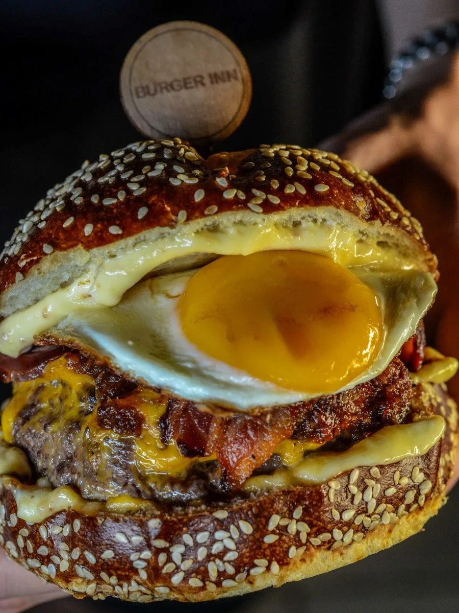 Burger Inn otevřel novou pobočku na Mendláku. Burgery, které tě vystřelí z trenek, teď najdeš i u šaliny