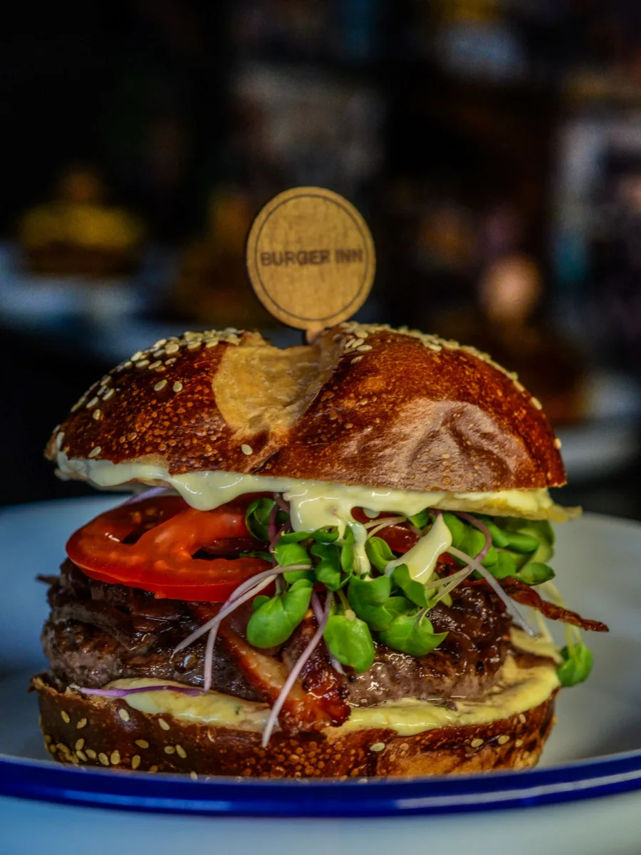 Burger Inn otevřel novou pobočku na Mendláku. Burgery, které tě vystřelí z trenek, teď najdeš i u šaliny