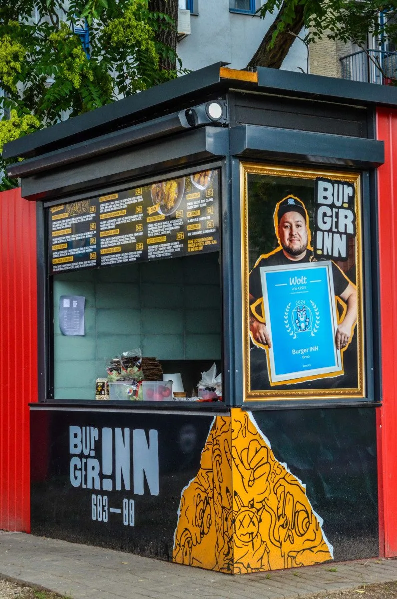 Burger Inn otevřel novou pobočku na Mendláku. Burgery, které tě vystřelí z trenek, teď najdeš i u šaliny