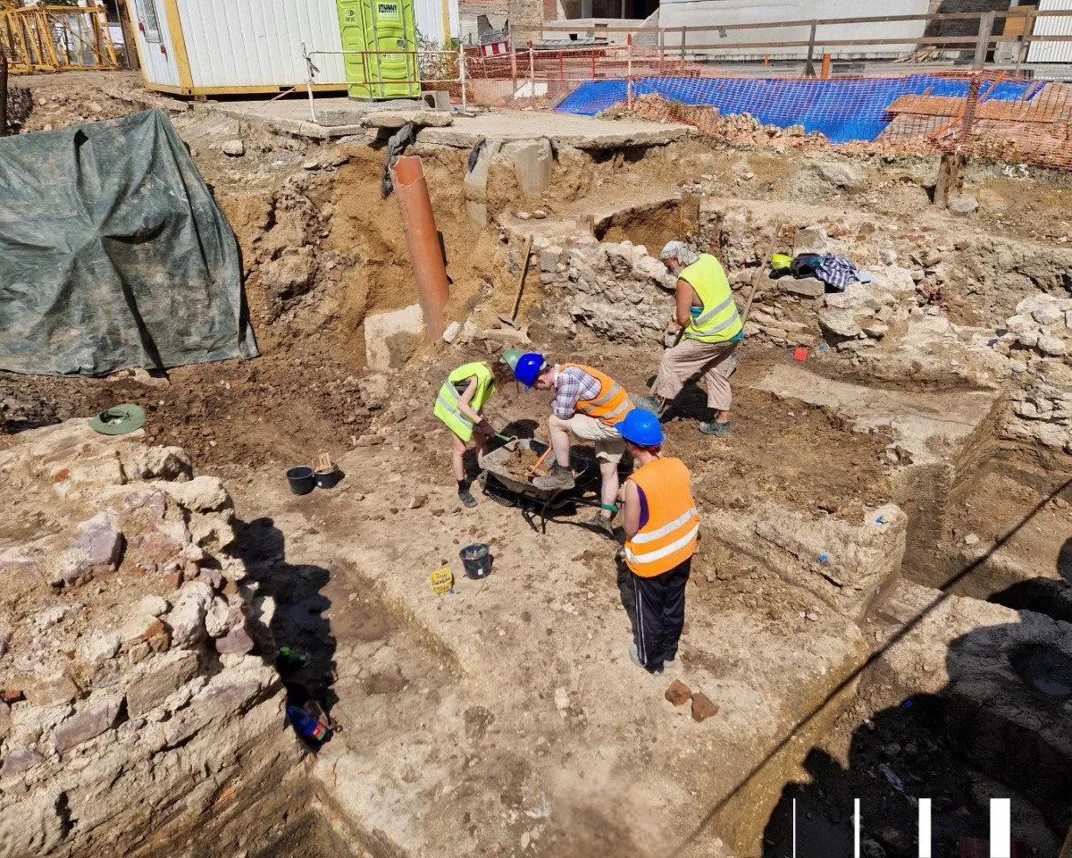Archeologové pod budoucím koncertním sálem v Brně odkryli středověké domy