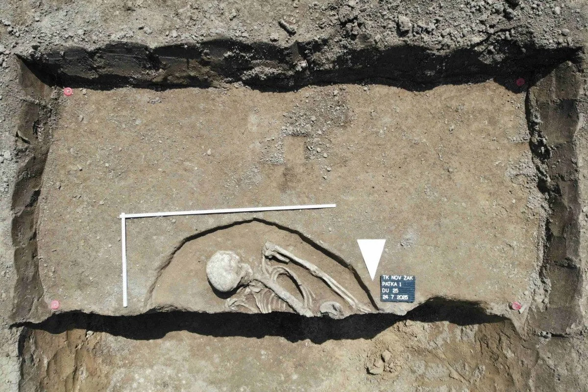 Bagry odkryly dva pravěké hroby při stavbě archeologické základny na Znojemsku