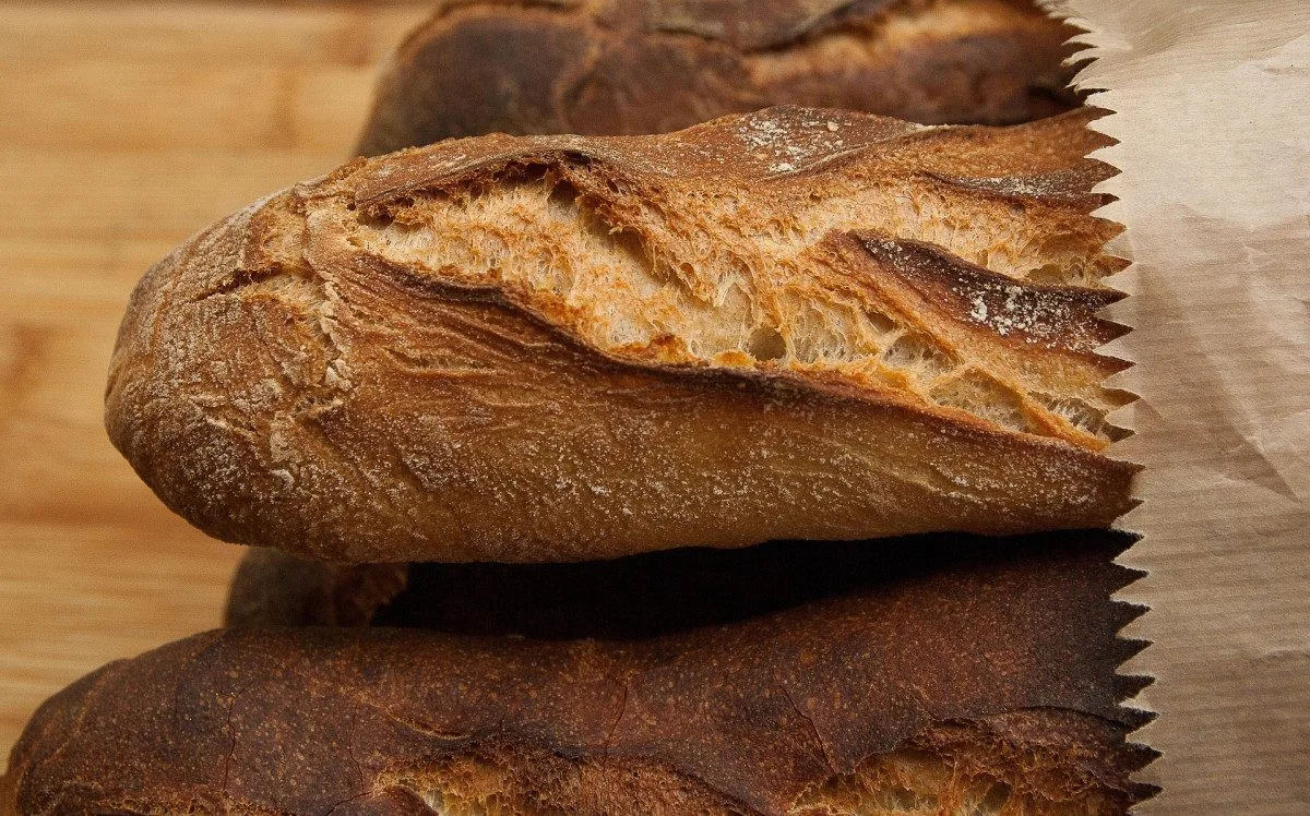 Bageta, brambůrky a pivo. Pochutiny dovedly strážníky z Brna k hledaným hříšníkům