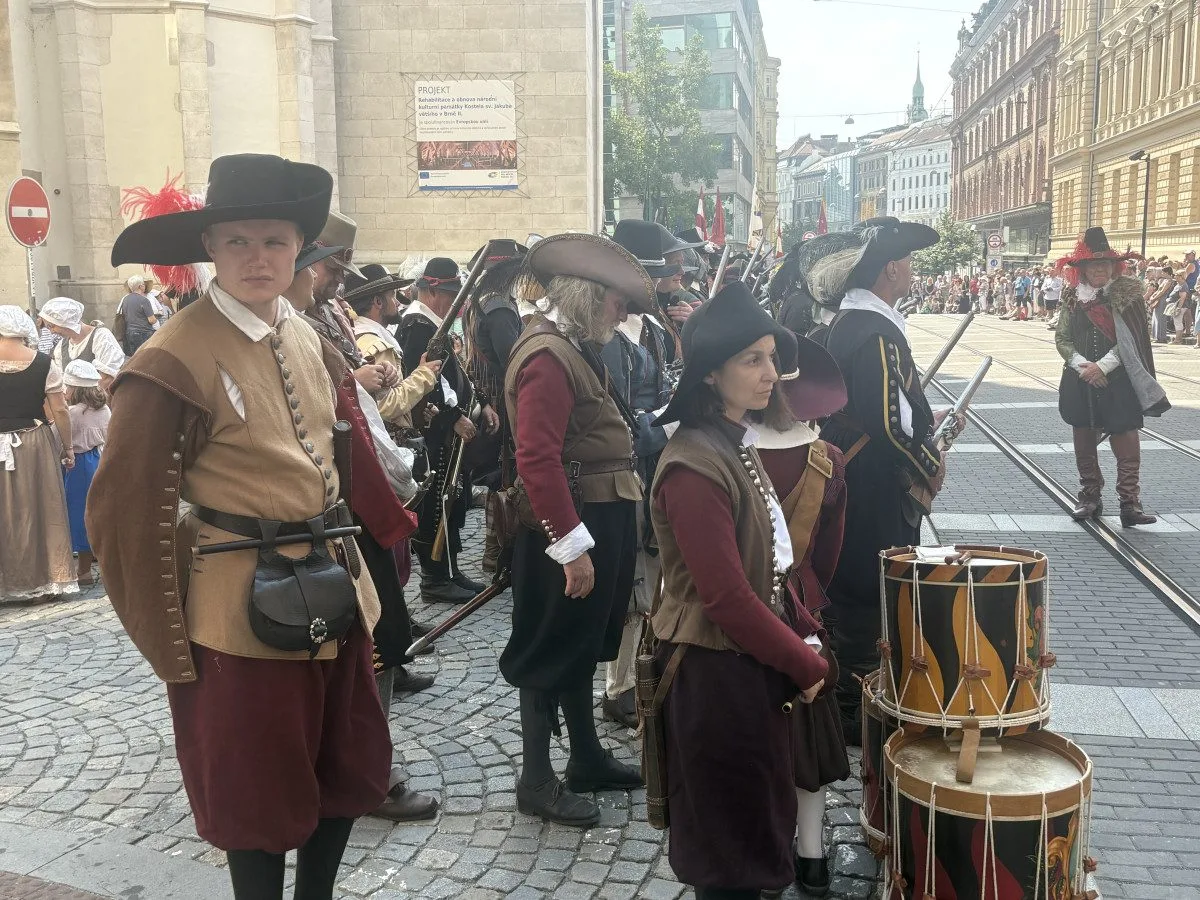 FOTO: Brnem prošla historická armáda. Průvod připomněl legendární středověké bitvy