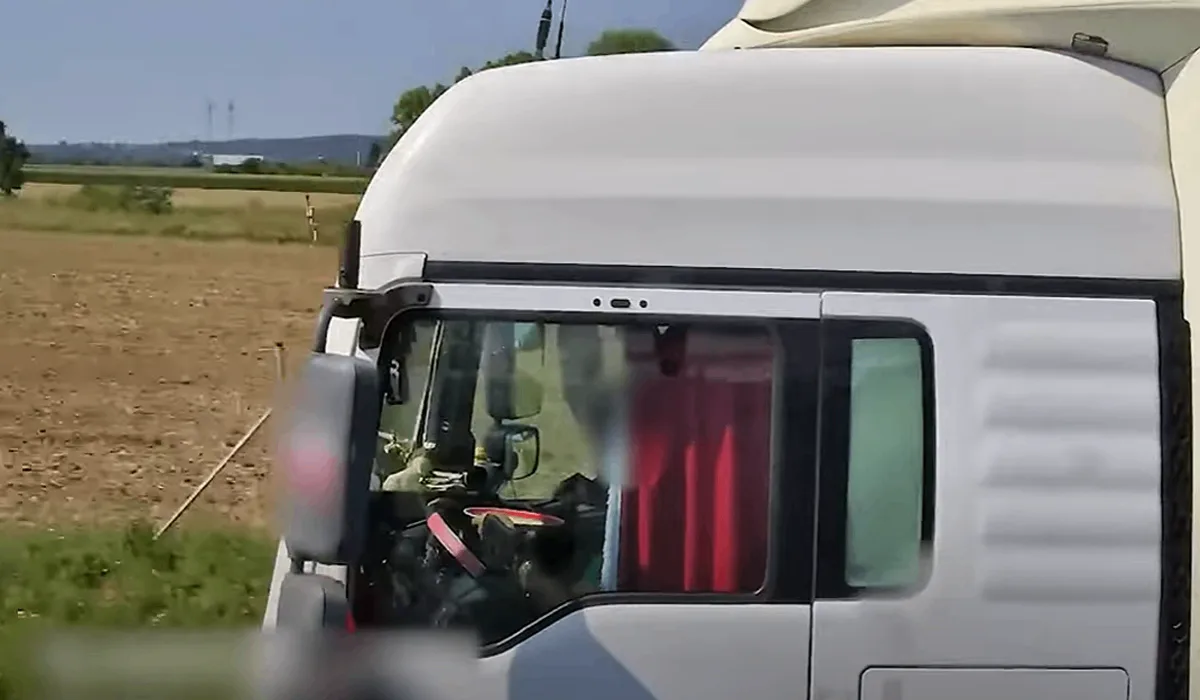 Šofér kamionu si u Brna dopřál oběd za jízdy, talíř položil na volant
