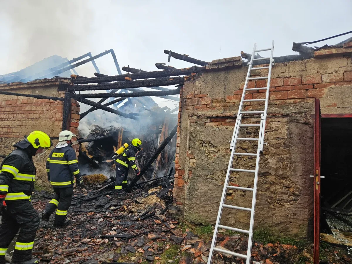 Ve Višnovém na Znojemsku hořela stodola. Škoda je zatím kolem milionu a půl