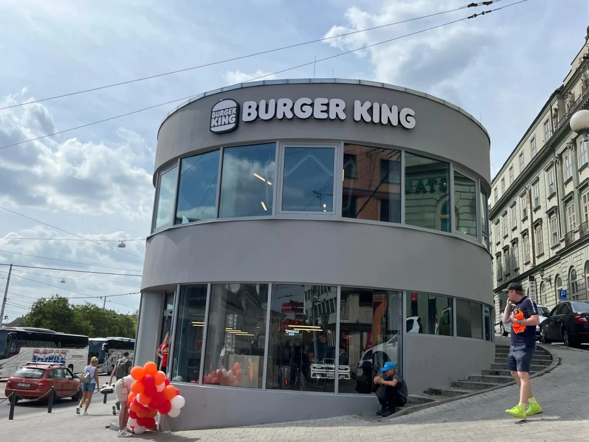 Lidé v Brně opět zavítají do funkcionalistické ikony u nádraží. Dají si tam burger