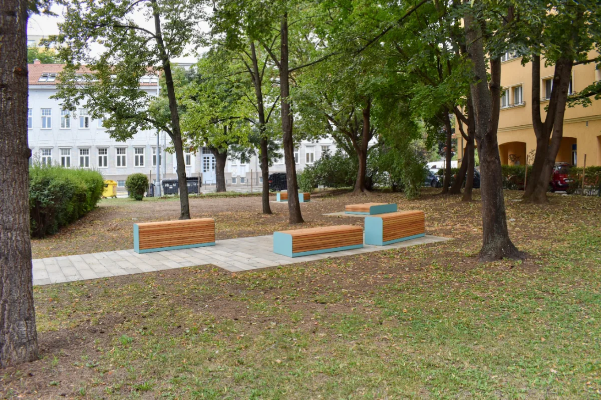 Park před gymnáziem na Vídeňské ožil. Přibyly stromy, lavičky i místo pro relax