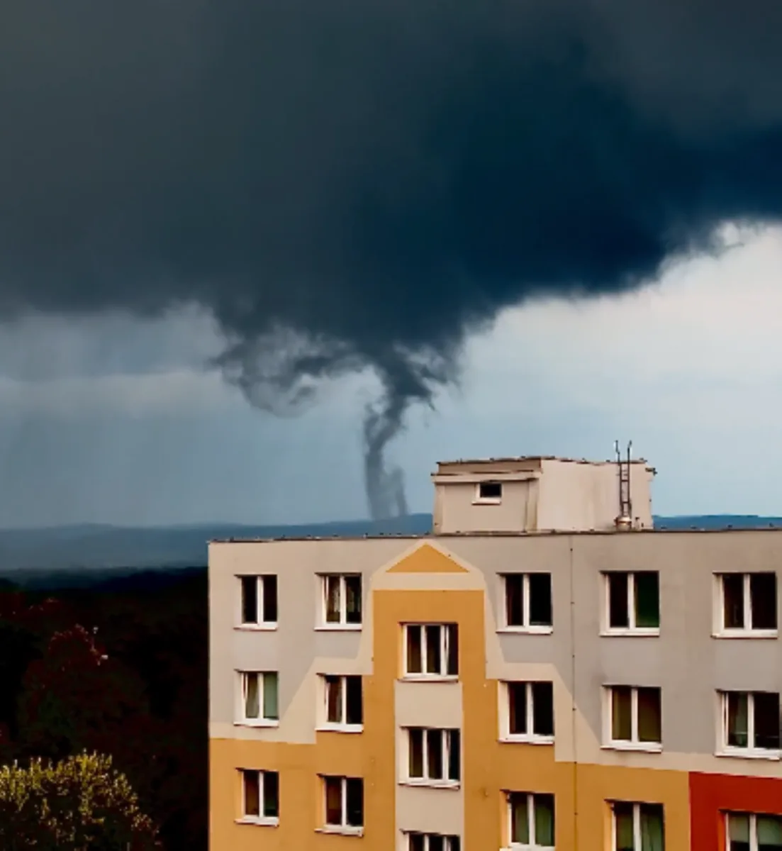 U Hodonína se v sobotu vyskytlo patrně slabší tornádo, škody nenapáchalo