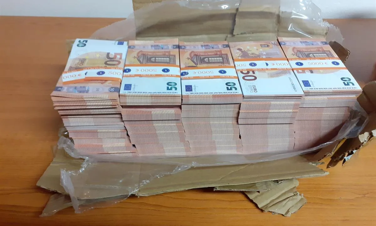 VIDEO: Při kontrole na dálnici u Brna našli celníci balík padělaných eurobankovek