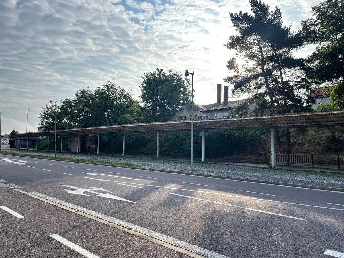 Staré opuštěné autobusové nádraží ve Znojmě bude po desetiletích parkovištěm