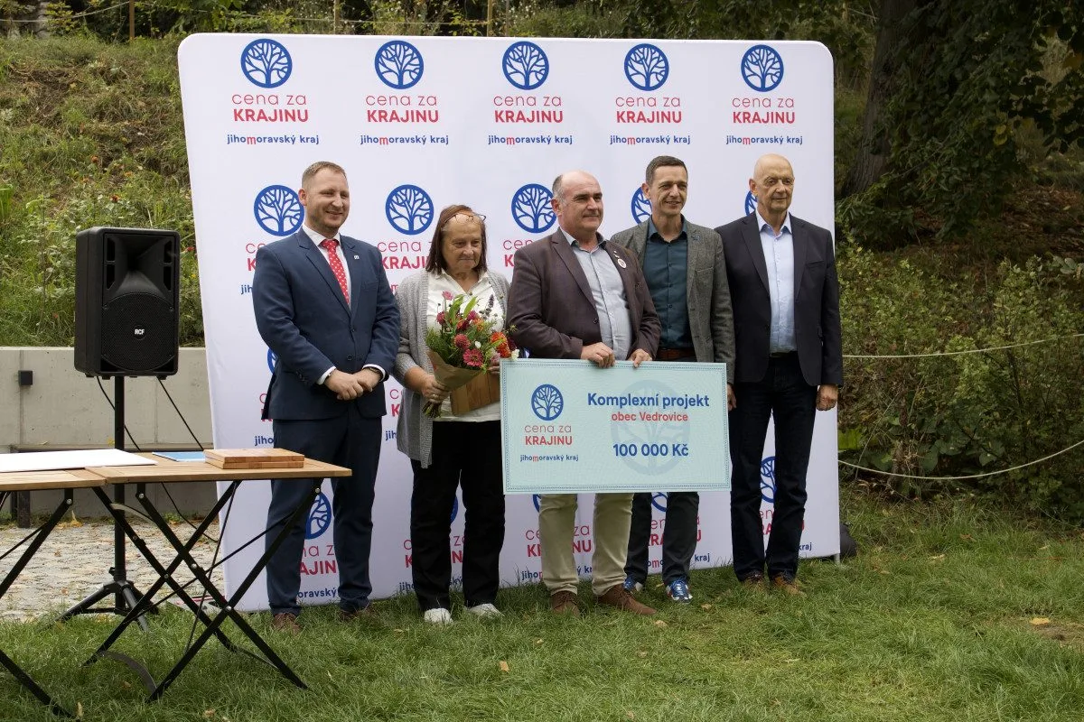 Třetí ročník jihomoravské Ceny za krajinu ovládla výsadba v obci Vedrovice