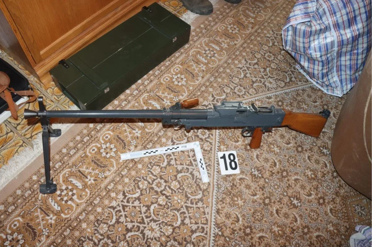 Muž z Břeclavi ukrýval ve skříni samopal i trhavinu. Zbrojní průkaz nevlastní