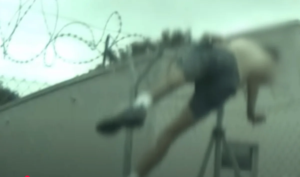 Zloděj před hlídkou utekl na policejní pozemek. Zamotal se tam do ostnatého drátu