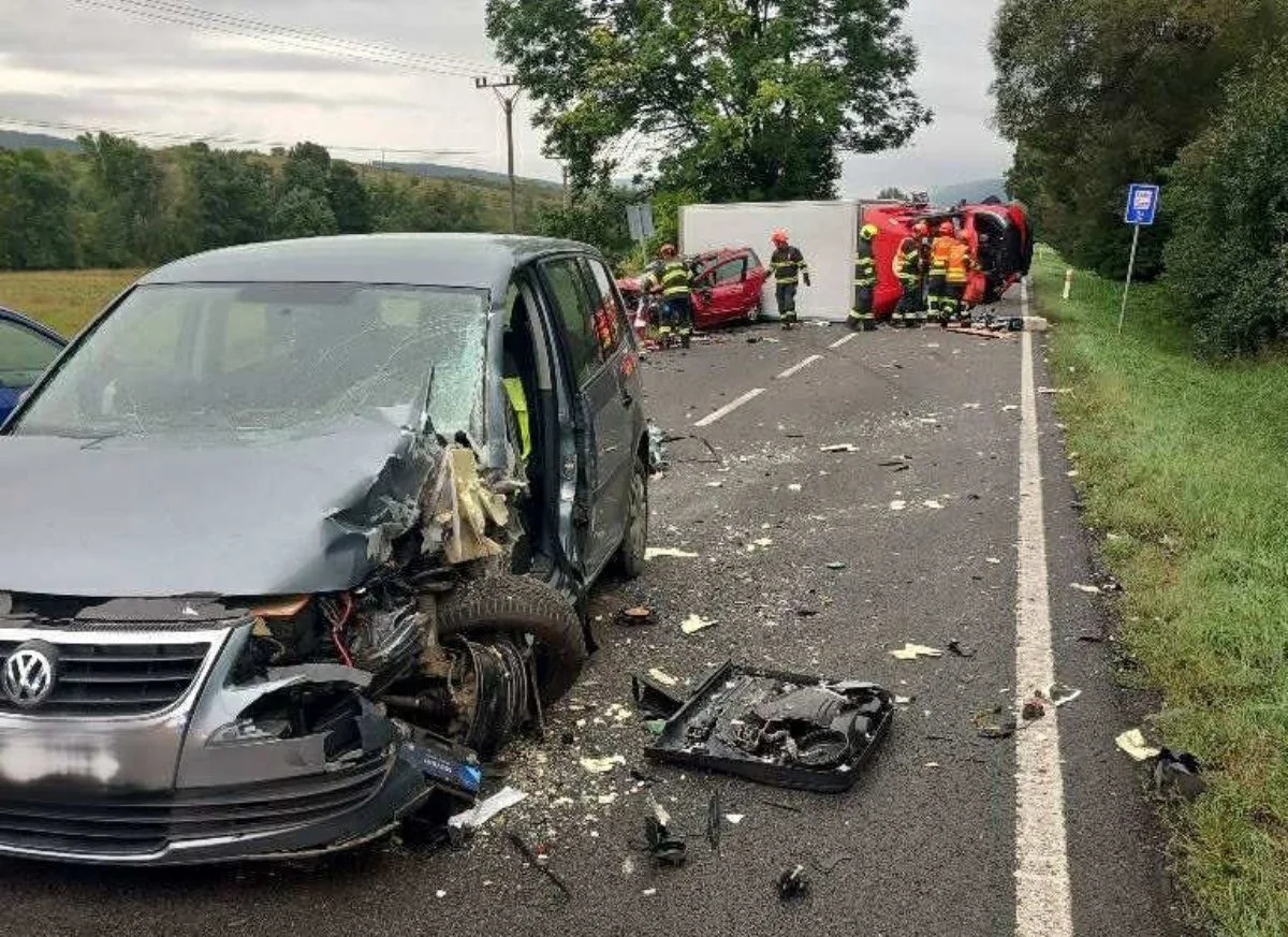 Na Hodonínsku se srazila čtyři auta. Tři lidé se zranili, zasahoval vrtulník