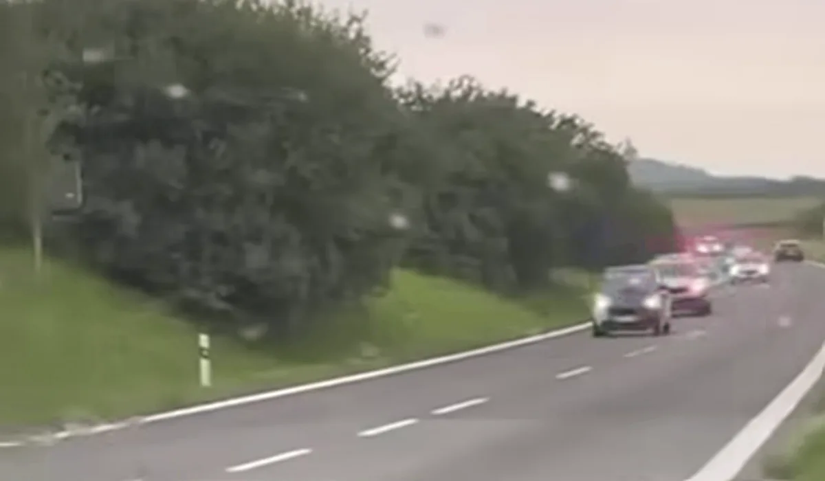 Honička jako z videohry. Za mladíkem ve Smartu uháněla kolona policistů