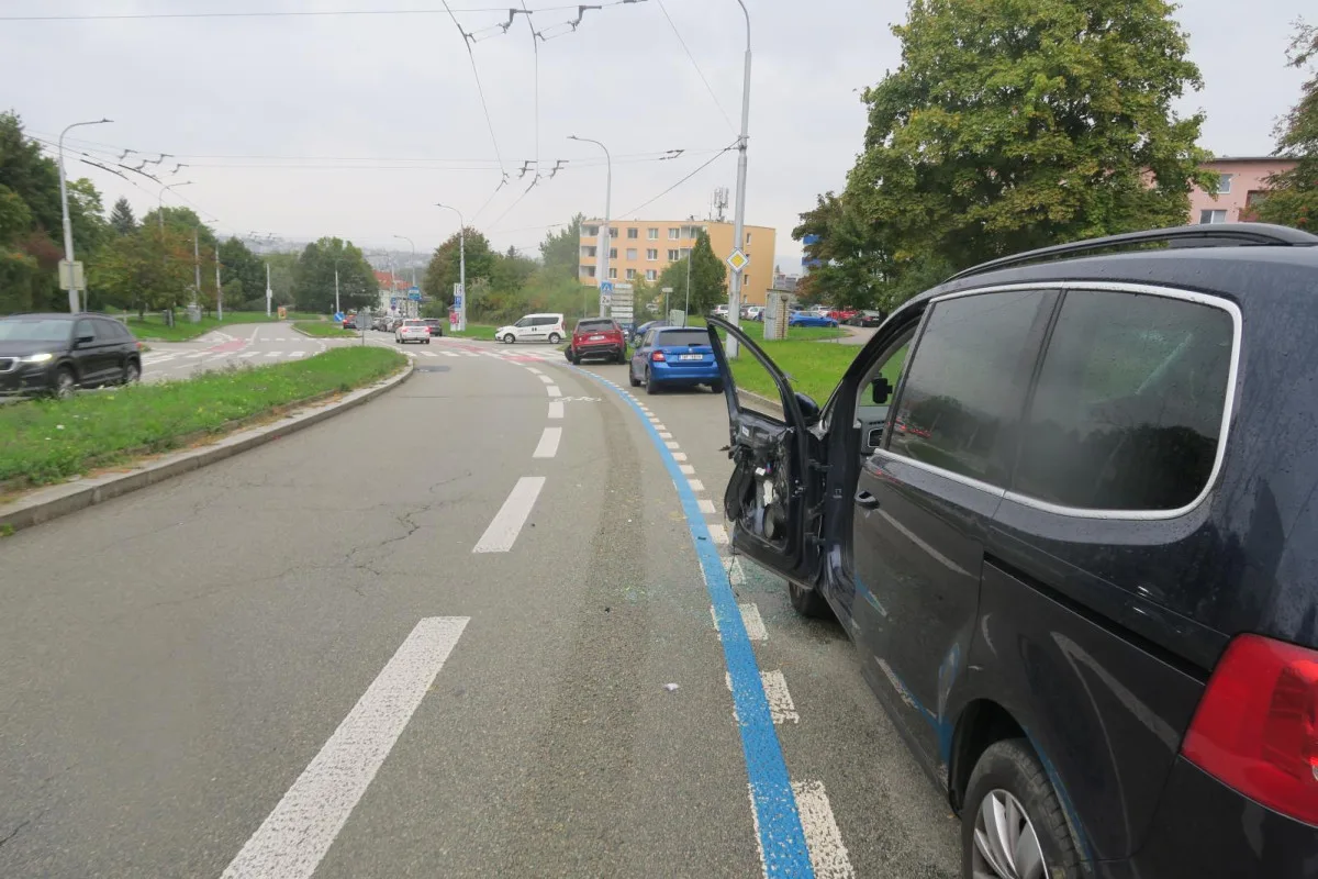 Neznámý řidič v Brně srazil muže nastupujícího do auta a ujel. Policisté hledají svědky