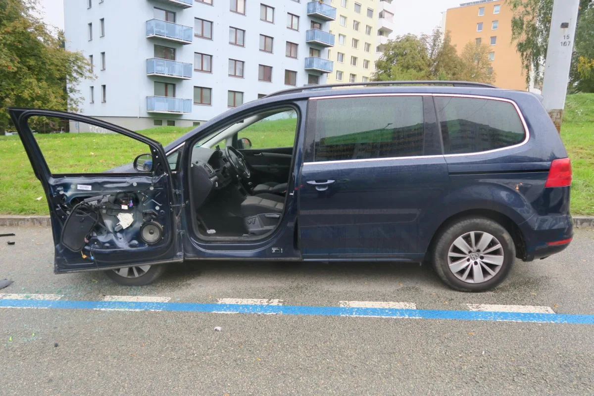 Neznámý řidič v Brně srazil muže nastupujícího do auta a ujel. Policisté hledají svědky