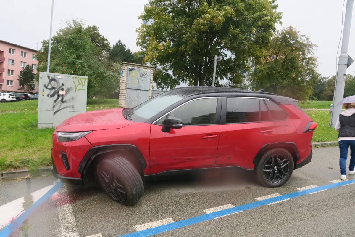 Neznámý řidič v Brně srazil muže nastupujícího do auta a ujel. Policisté hledají svědky