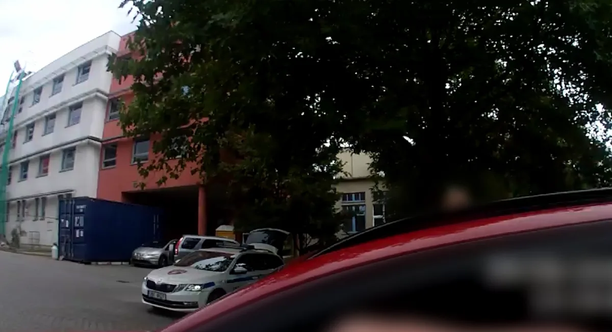 Muž se řítil ulicemi Brna, před kontrolou se vydával za bratra. Hrozí mu vězení