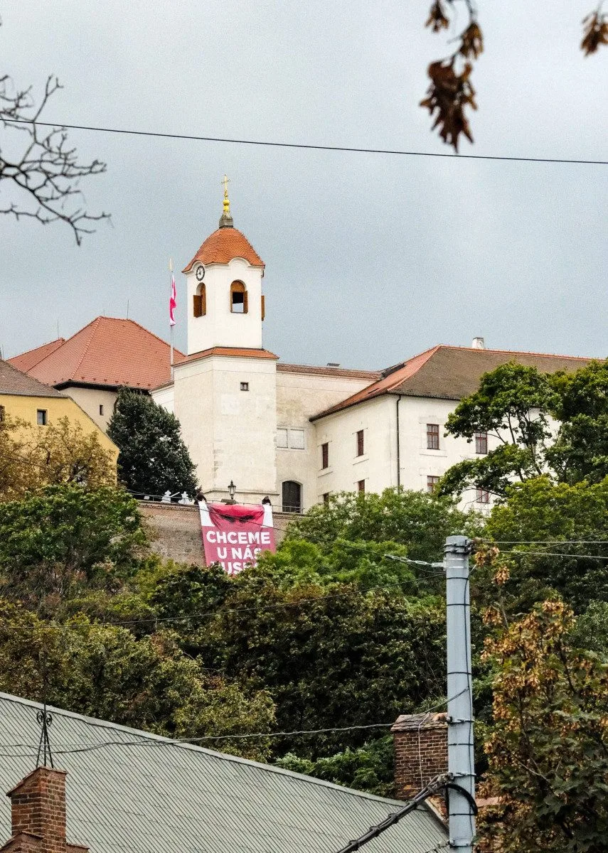 Chceme u nás Rusko? Aktivisté v Brně vyvěsili plakát s Putinem a českými politiky