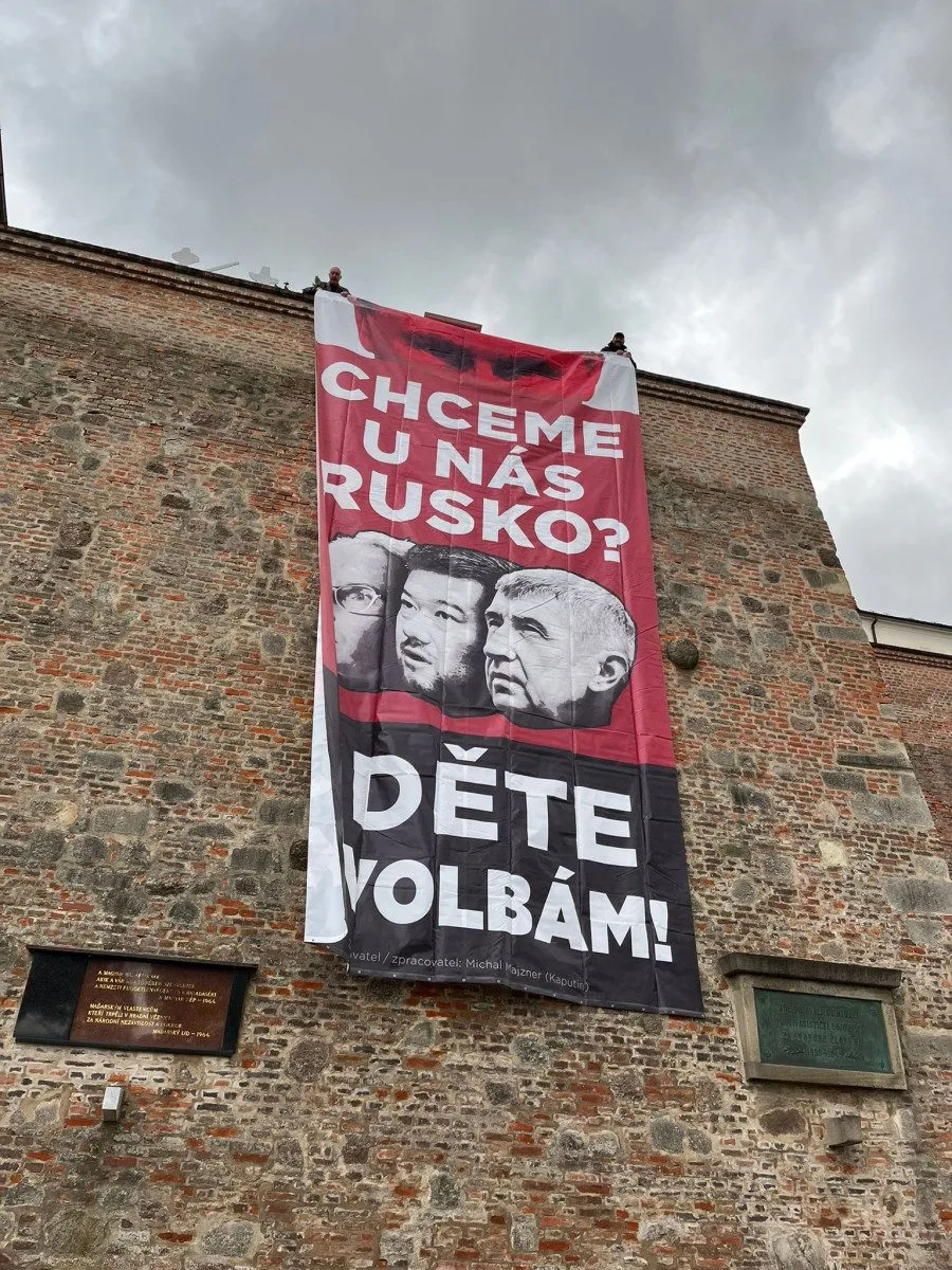 Chceme u nás Rusko? Aktivisté v Brně vyvěsili plakát s Putinem a českými politiky