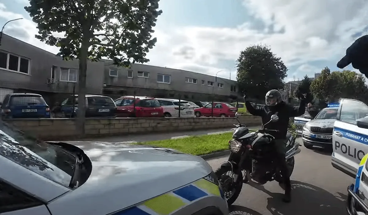 Motorkář se zákazem řízení ujížděl policii, v Brně skončil v zátarasu