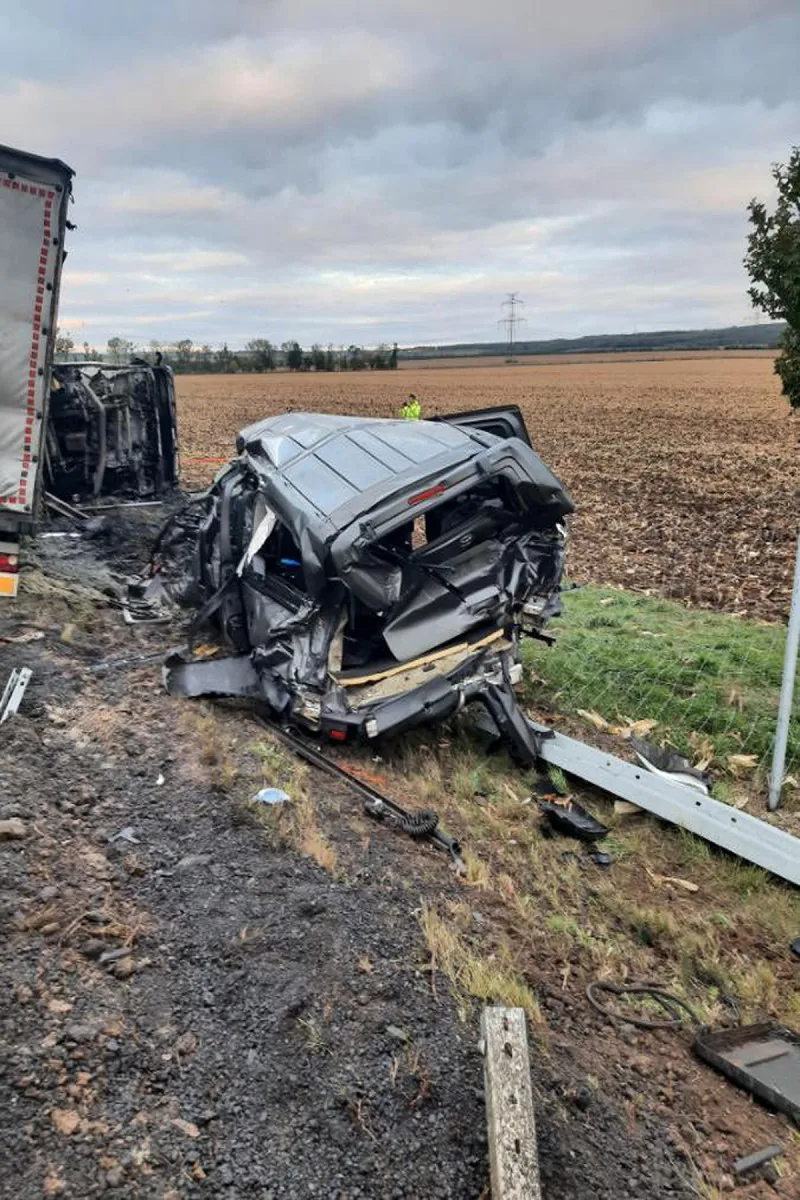 Kamion narazil do auta s přívěsem. Hlavní tah do Brna je za Znojmem zavřený