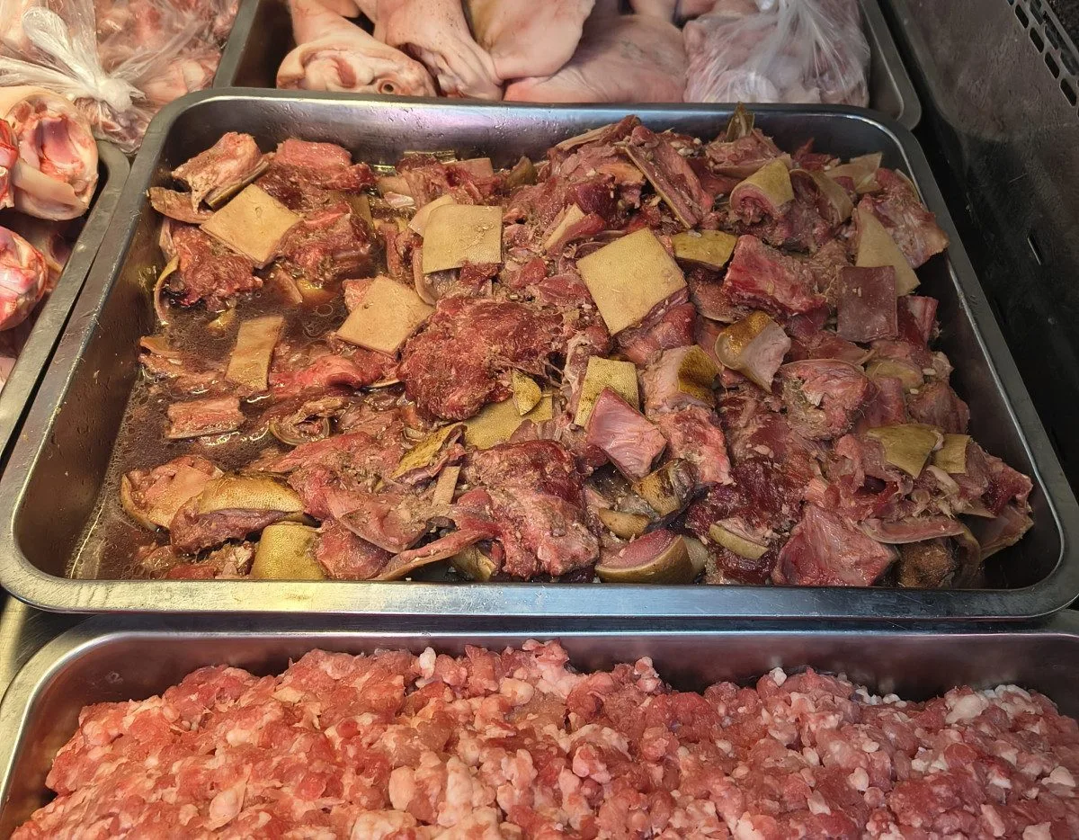 V brněnské tržnici znovu prodávali maso neznámého původu. Inspekce zabavila desítky kilo