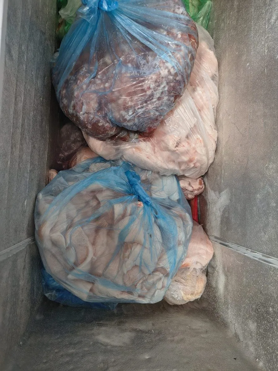 V brněnské tržnici znovu prodávali maso neznámého původu. Inspekce zabavila desítky kilo
