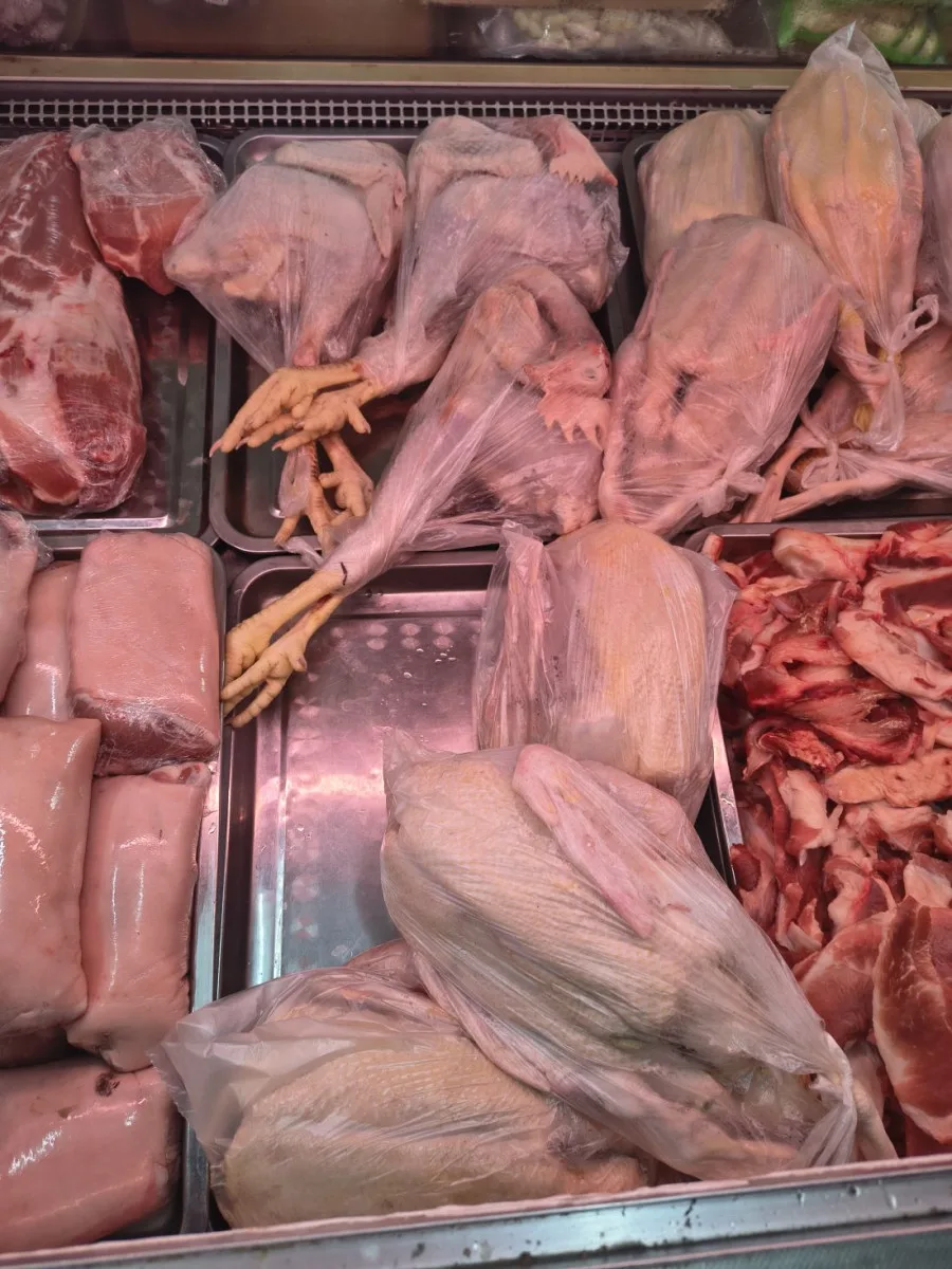 V brněnské tržnici znovu prodávali maso neznámého původu. Inspekce zabavila desítky kilo