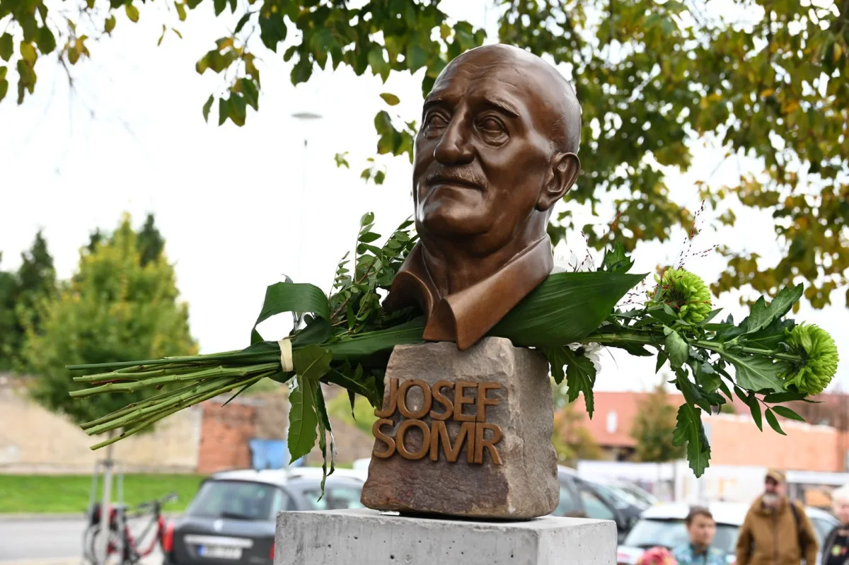 Rodné město vzdalo hold Josefu Somrovi. Na náměstí ve Vracově má svou bustu