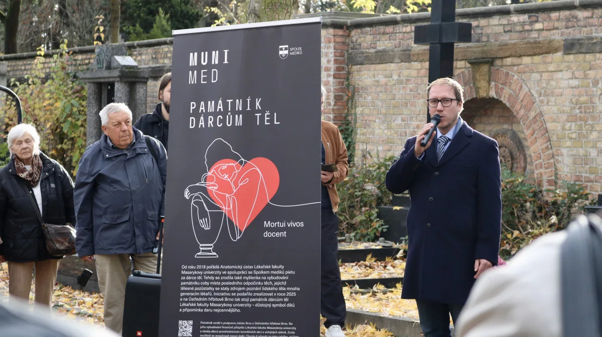 Anatomický ústav vybudoval památník dárcům těl, poskytne důstojnou vzpomínku pozůstalým